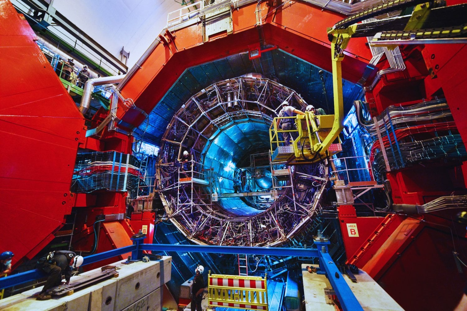 Durante años, el CERN recreó la materia de los primeros instantes del universo haciendo chocar núcleos pesados como el plomo. Ahora ha llevado el experimento al límite con oxígeno y neón y el resultado sugiere que el “Big Bang” de laboratorio puede ser mucho más pequeño de lo esperado