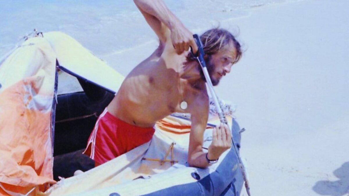 Una tormenta destruyó el velero que él mismo había construido y lo dejó solo en una balsa de 1,8 metros. Sobrevivió 76 días, cruzó 3.300 kilómetros y los peces que cazaba terminaron guiando a sus rescatistas