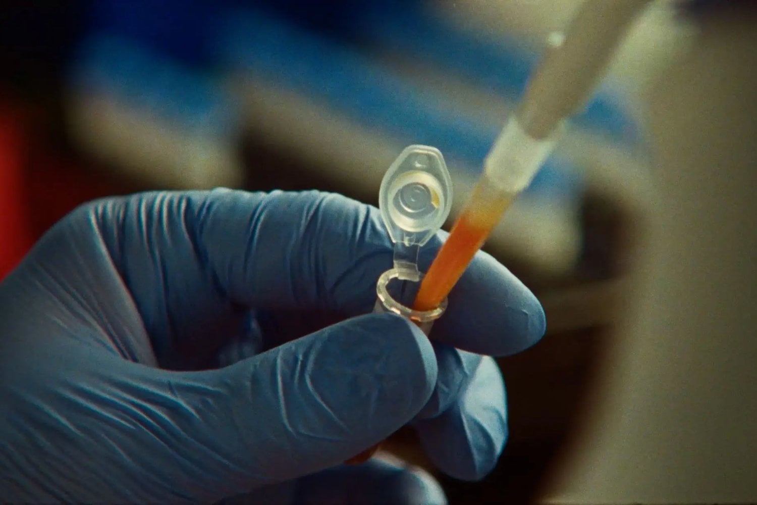 Anthropic puso 950 agentes de Claude a buscar patrones ocultos en el ADN. En 21 horas, uno encontró un sistema biológico desconocido que recuerda a CRISPR