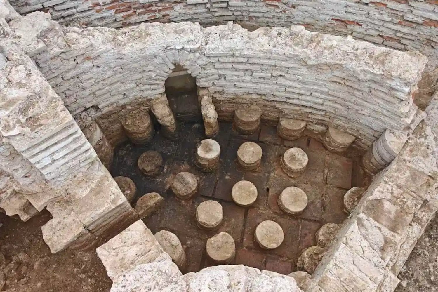 Durante 1.700 años, la torre de un palacio romano en Serbia ocultó un lujo de la élite imperial. Los arqueólogos han encontrado dentro un baño privado con cúpula, vapor y calefacción bajo el suelo