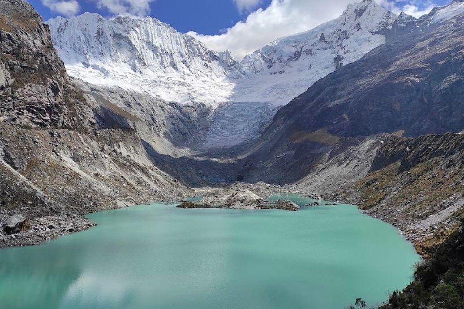 Durante años miramos los lagos glaciares como simples cicatrices del deshielo. Un mapa mundial revela ahora la amenaza que esconden: 15 millones de personas viven en el posible camino de una inundación repentina