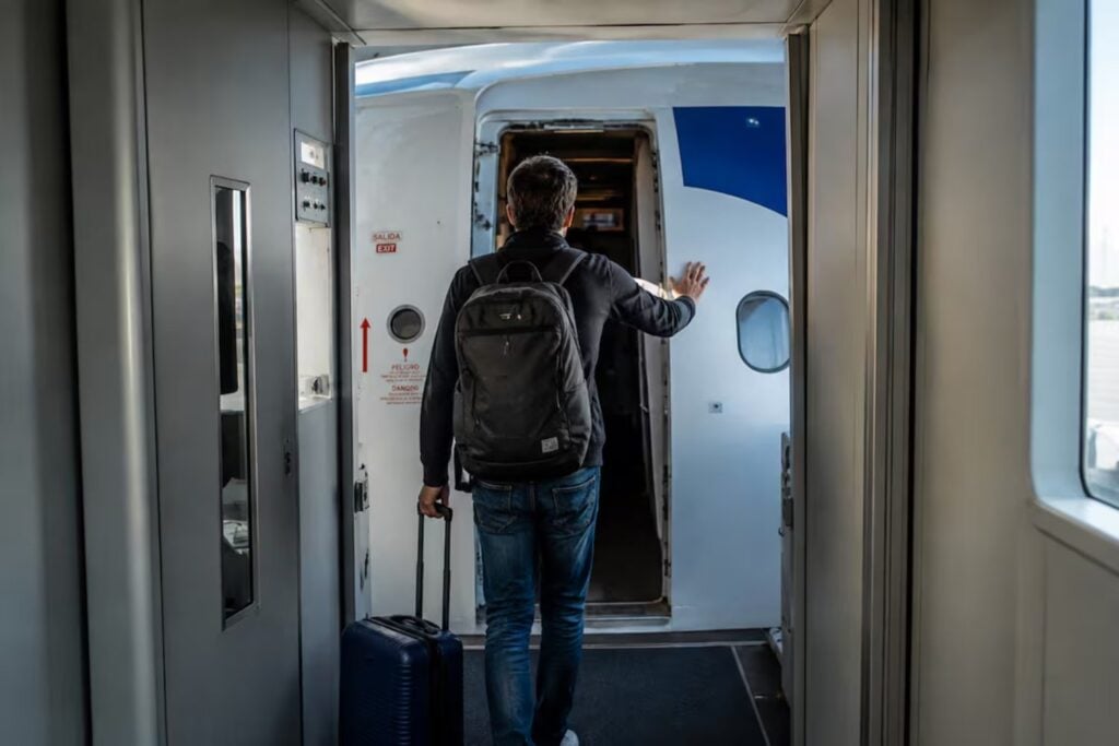 Hay pasajeros que no suben a un avión sin tocar antes el fuselaje, aunque saben que no sirve para nada. La psicología explica por qué una simple palmada puede hacer que volar parezca un poco menos aterrador