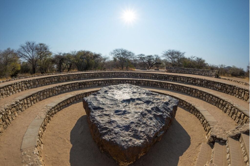 Un agricultor estaba arando su campo cuando chocó contra una enorme masa de hierro. Era un meteorito de 60 toneladas y, un siglo después, sigue exactamente allí