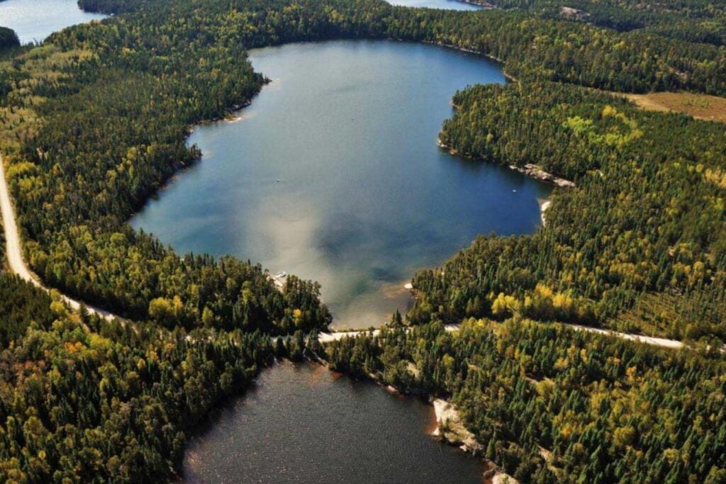 Científicos llevan 57 años haciendo un experimento insólito con un lago de Canadá. En 1990 cambiaron una sola cosa y el resultado desmontó una vieja idea