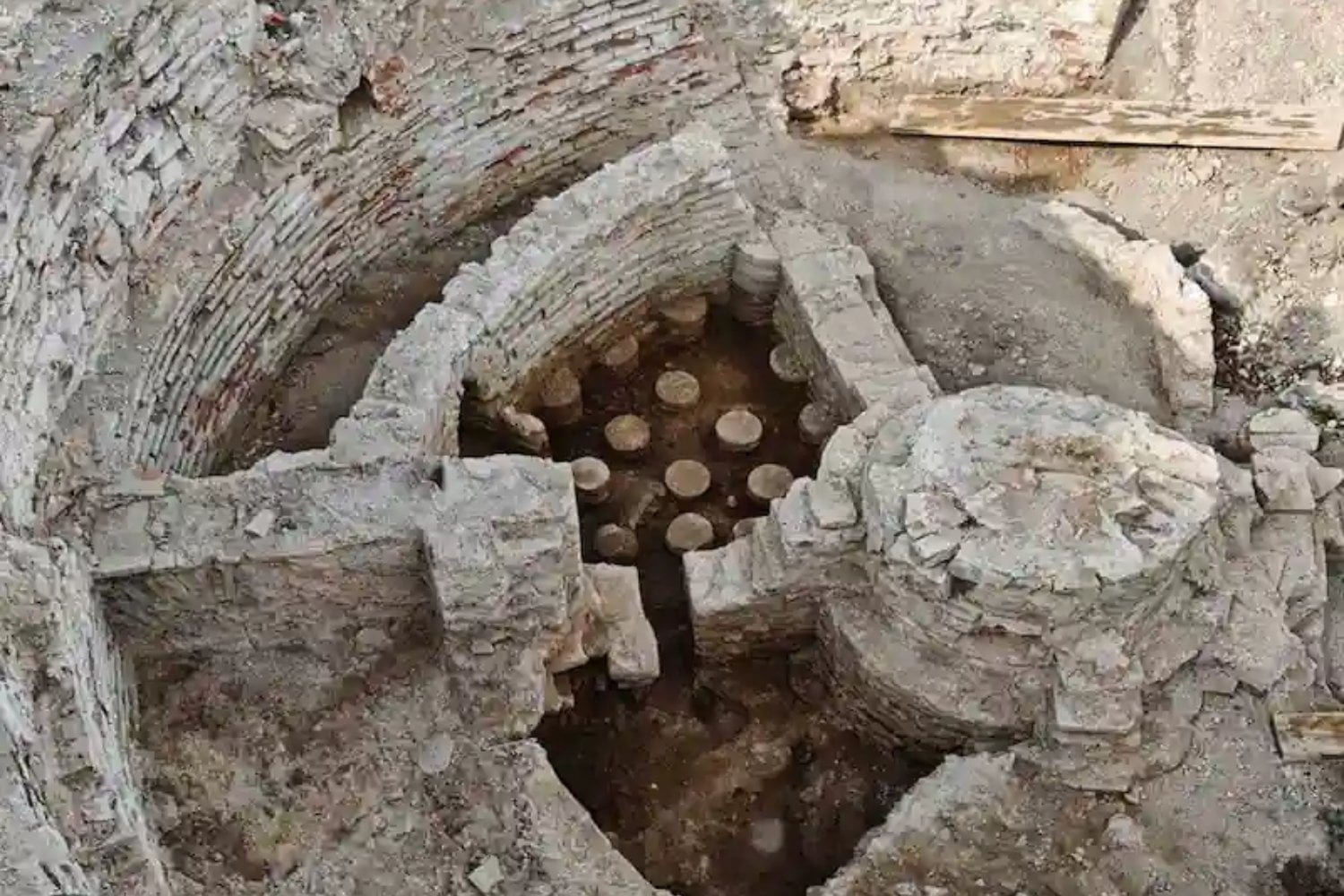 Durante 1.700 años, la torre de un palacio romano en Serbia ocultó un lujo de la élite imperial. Los arqueólogos han encontrado dentro un baño privado con cúpula, vapor y calefacción bajo el suelo