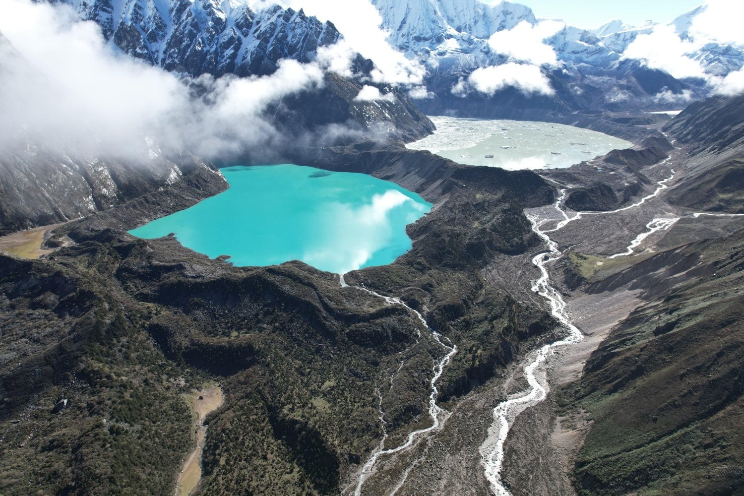 Durante años miramos los lagos glaciares como simples cicatrices del deshielo. Un mapa mundial revela ahora la amenaza que esconden: 15 millones de personas viven en el posible camino de una inundación repentina