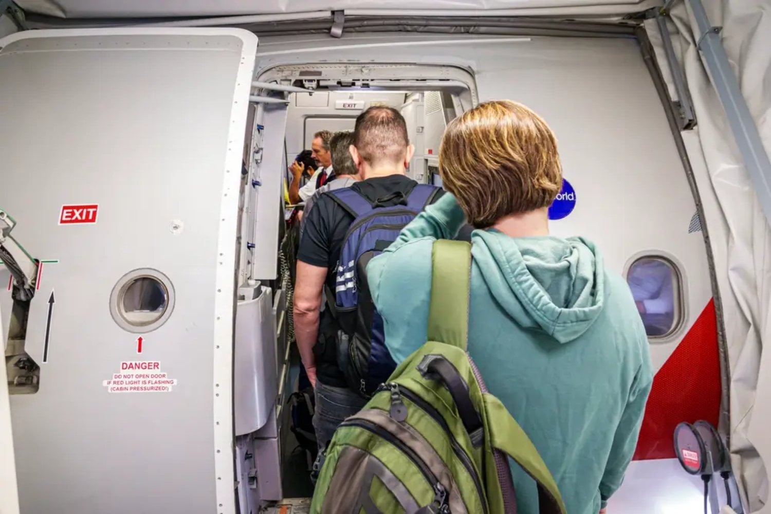 Hay pasajeros que no suben a un avión sin tocar antes el fuselaje, aunque saben que no sirve para nada. La psicología explica por qué una simple palmada puede hacer que volar parezca un poco menos aterrador