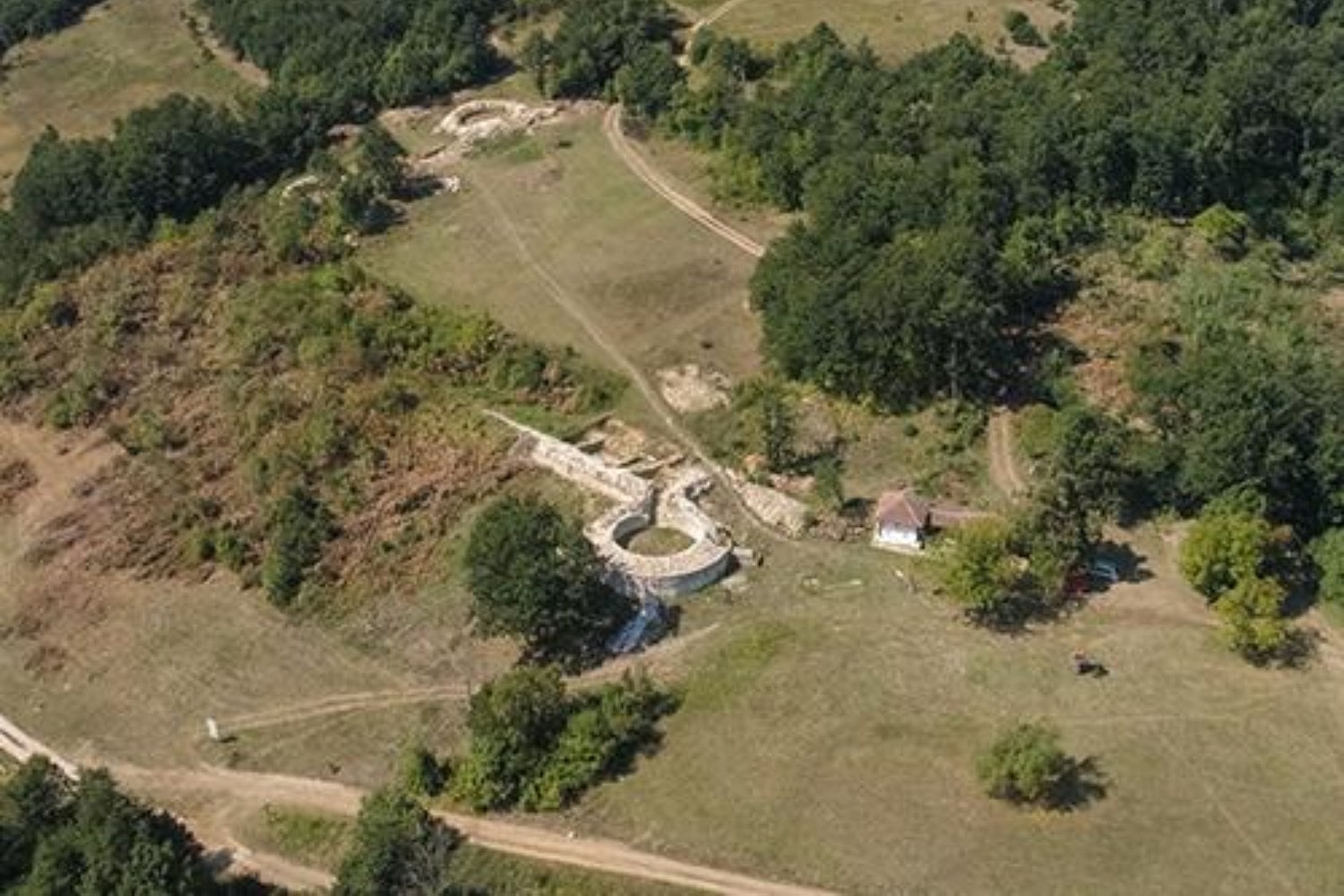 Durante 1.700 años, la torre de un palacio romano en Serbia ocultó un lujo de la élite imperial. Los arqueólogos han encontrado dentro un baño privado con cúpula, vapor y calefacción bajo el suelo