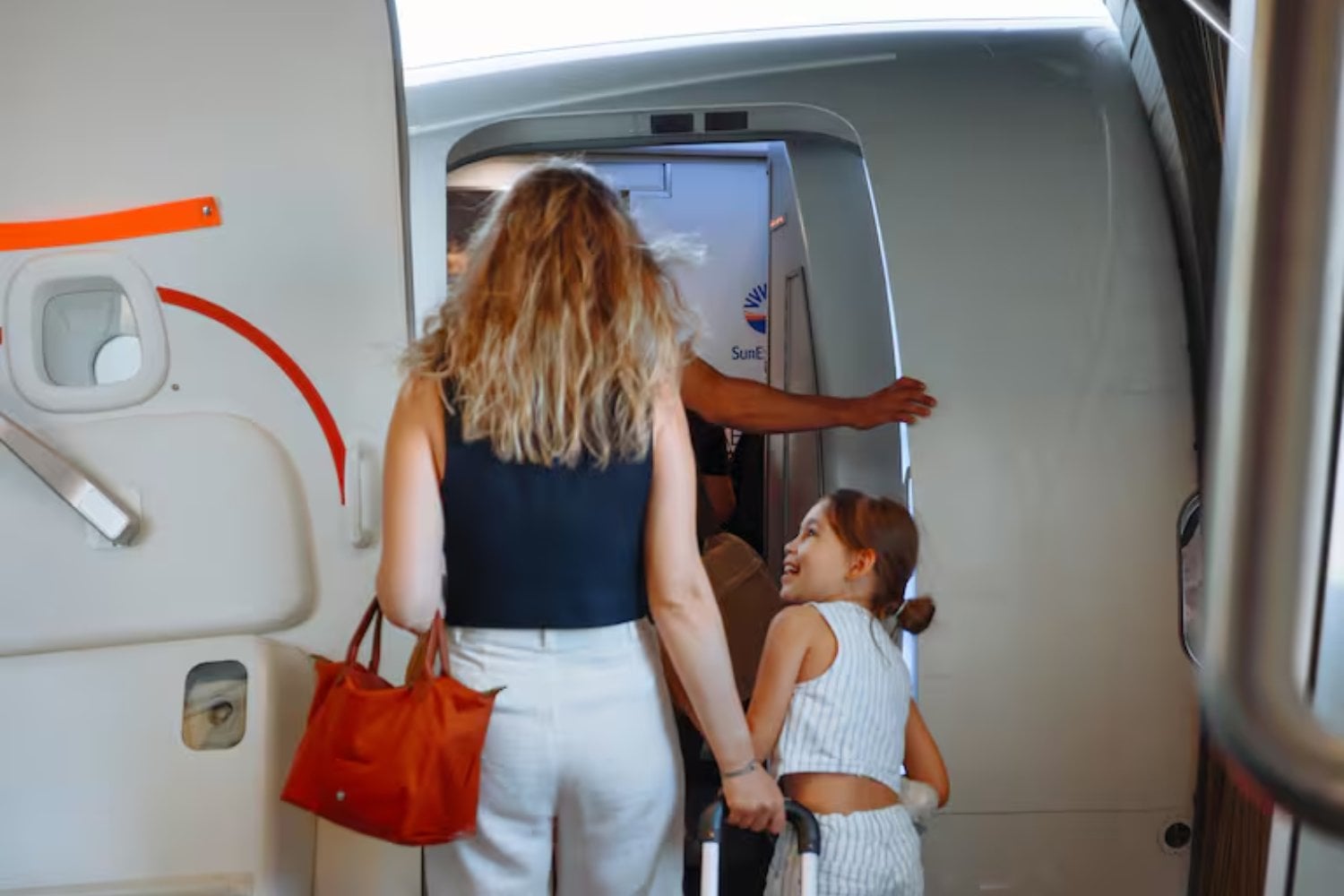 Hay pasajeros que no suben a un avión sin tocar antes el fuselaje, aunque saben que no sirve para nada. La psicología explica por qué una simple palmada puede hacer que volar parezca un poco menos aterrador