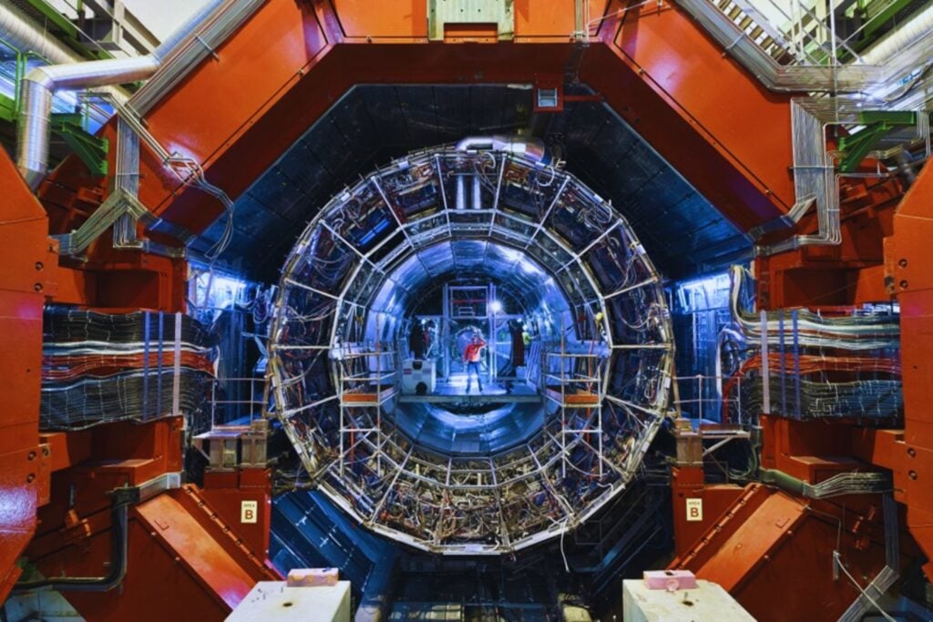 Durante años, el CERN recreó la materia de los primeros instantes del universo haciendo chocar núcleos pesados como el plomo. Ahora ha llevado el experimento al límite con oxígeno y neón y el resultado sugiere que el “Big Bang” de laboratorio puede ser mucho más pequeño de lo esperado