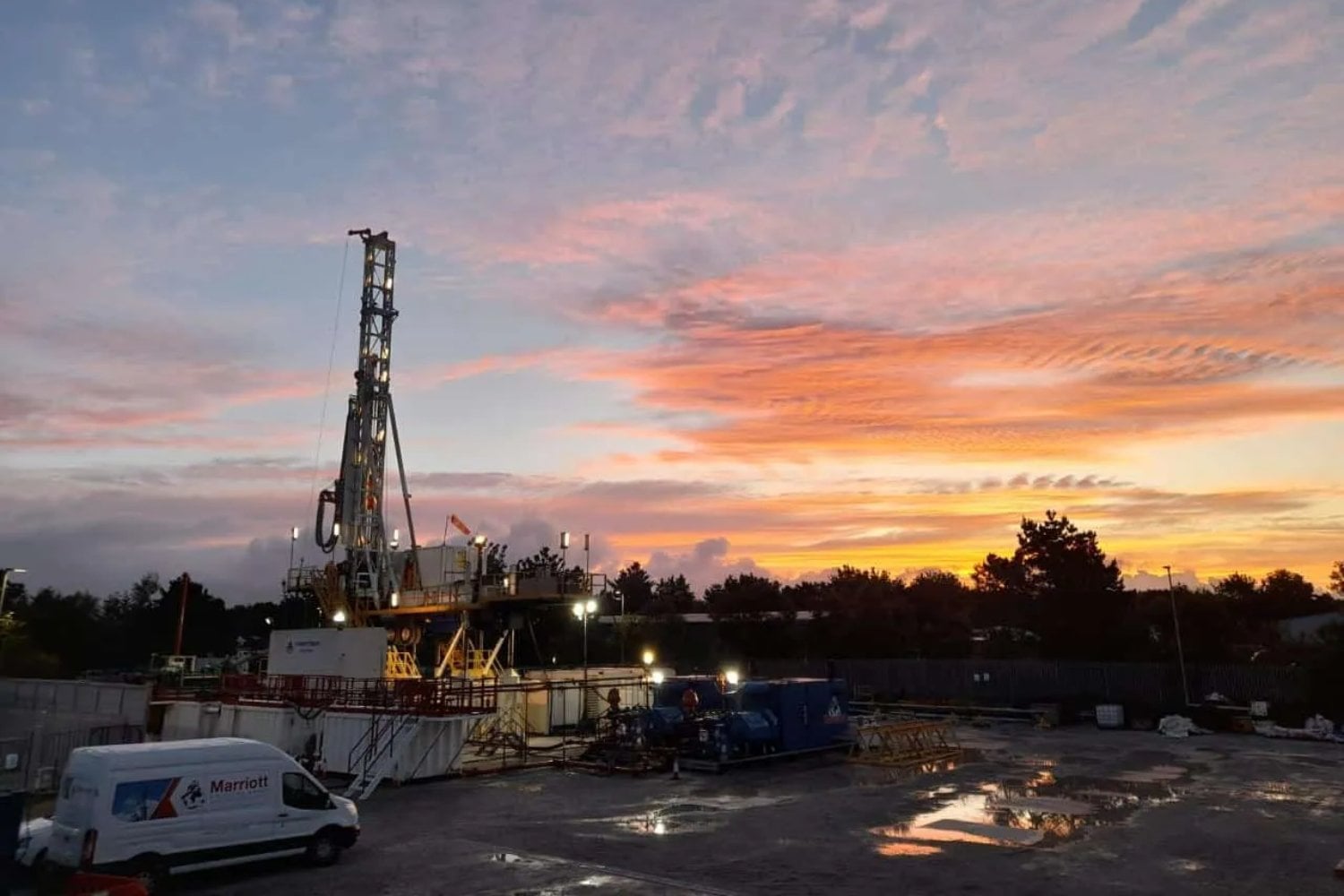 El pozo terrestre más profundo de Reino Unido baja más de 5 kilómetros bajo Cornualles. Allí encontraron agua a casi 190 ºC y una segunda sorpresa: el mismo yacimiento puede producir electricidad 24/7 y extraer litio para baterías