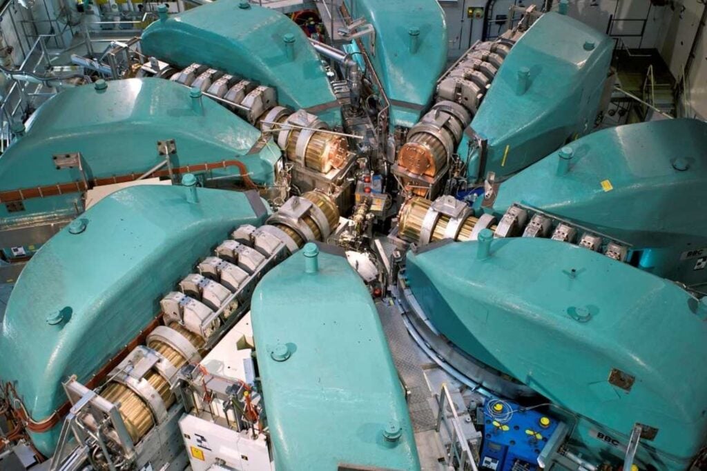 Han fabricado un “cañón atómico” con helio casi al cero absoluto para lanzar átomos que viven 2,2 millonésimas de segundo. El objetivo es ver si una partícula exótica cae como predijo Einstein o si la gravedad guarda una sorpresa