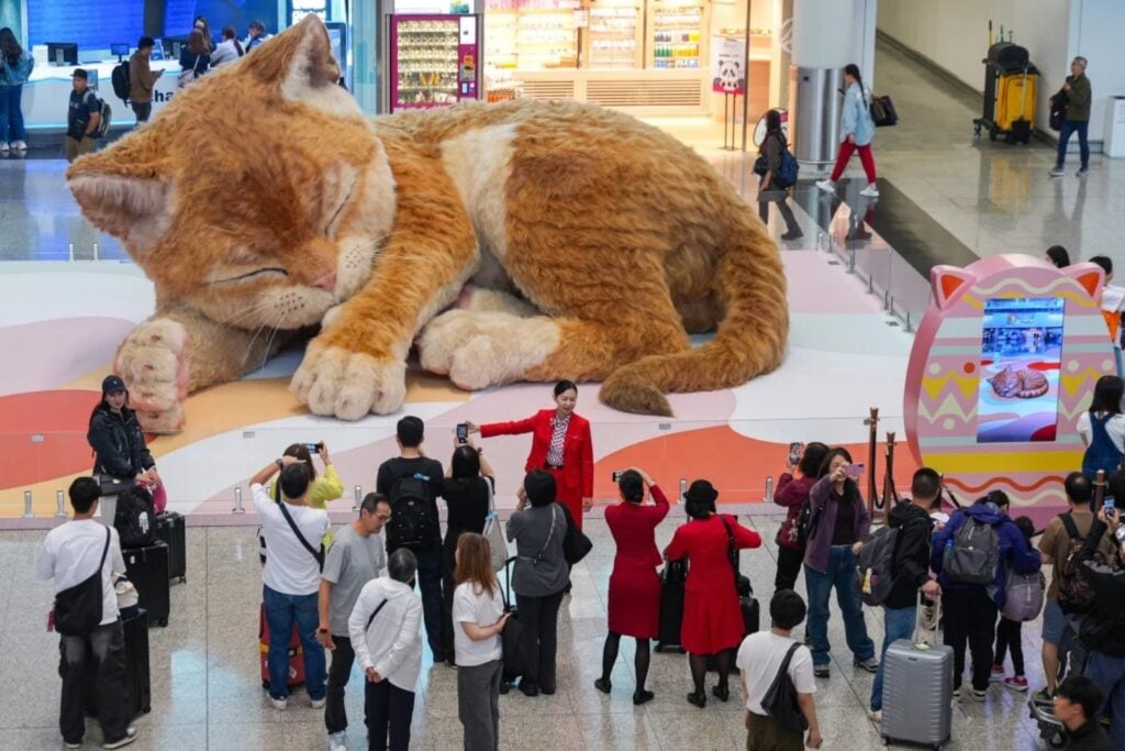 El aeropuerto de Hong Kong instaló por Pascua un gato interactivo de ocho metros. Debía quedarse solo un mes, pero terminó mudándose de terminal y ahora recibe viajeros las 24 horas