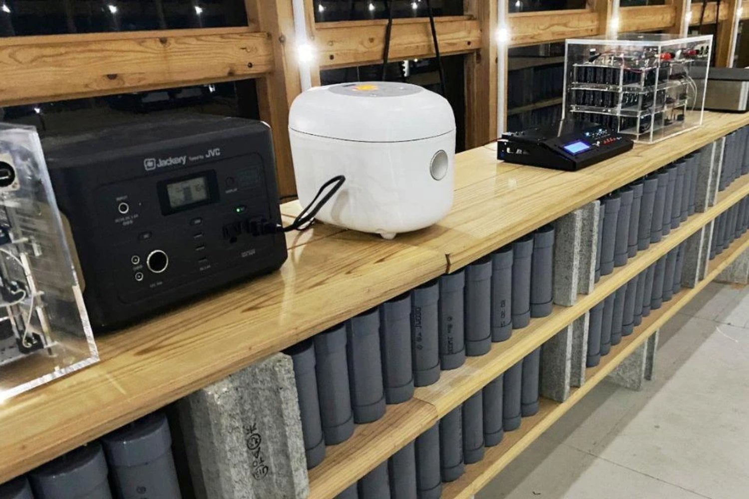 Un inventor japonés lleva años intentando sacar electricidad de todo lo que encuentra. Ya consiguió hacerlo con vino, con tierra y hasta con pan francés, y ahora lo está haciendo con 1.500 cajas de compost que mantienen encendidas 800 luces