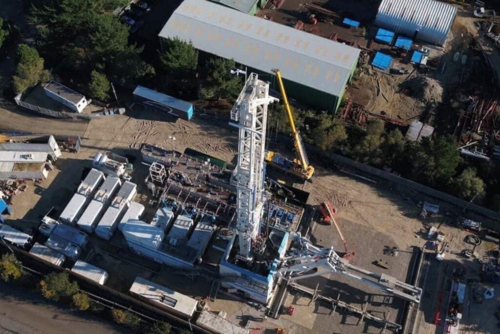 El pozo terrestre más profundo de Reino Unido baja más de 5 kilómetros bajo Cornualles. Allí encontraron agua a casi 190 ºC y una segunda sorpresa: el mismo yacimiento puede producir electricidad 24/7 y extraer litio para baterías