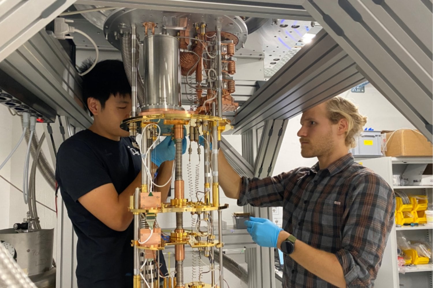 Han fabricado un “cañón atómico” con helio casi al cero absoluto para lanzar átomos que viven 2,2 millonésimas de segundo. El objetivo es ver si una partícula exótica cae como predijo Einstein o si la gravedad guarda una sorpresa