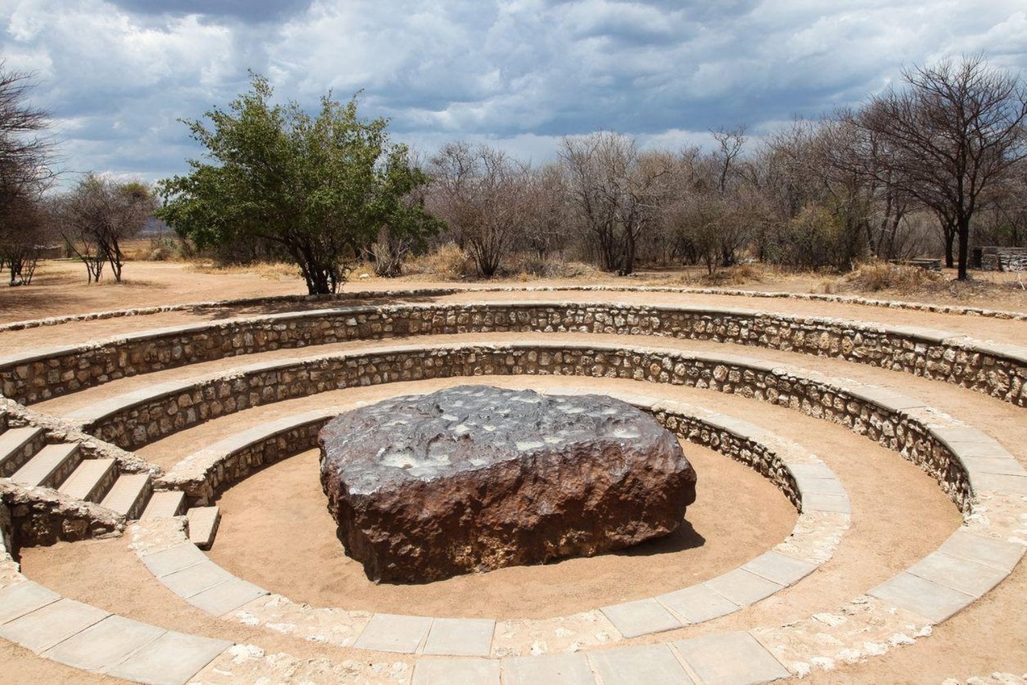 Un agricultor estaba arando su campo cuando chocó contra una enorme masa de hierro. Era un meteorito de 60 toneladas y, un siglo después, sigue exactamente allí