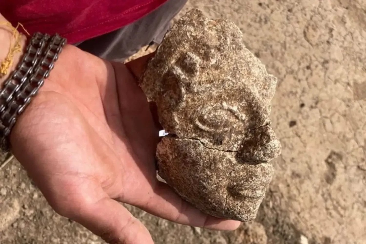 Hace 2.500 años, un gobernante etrusco escribió en oro que había levantado un templo para una diosa. Ahora los arqueólogos han encontrado su rostro en ese mismo lugar