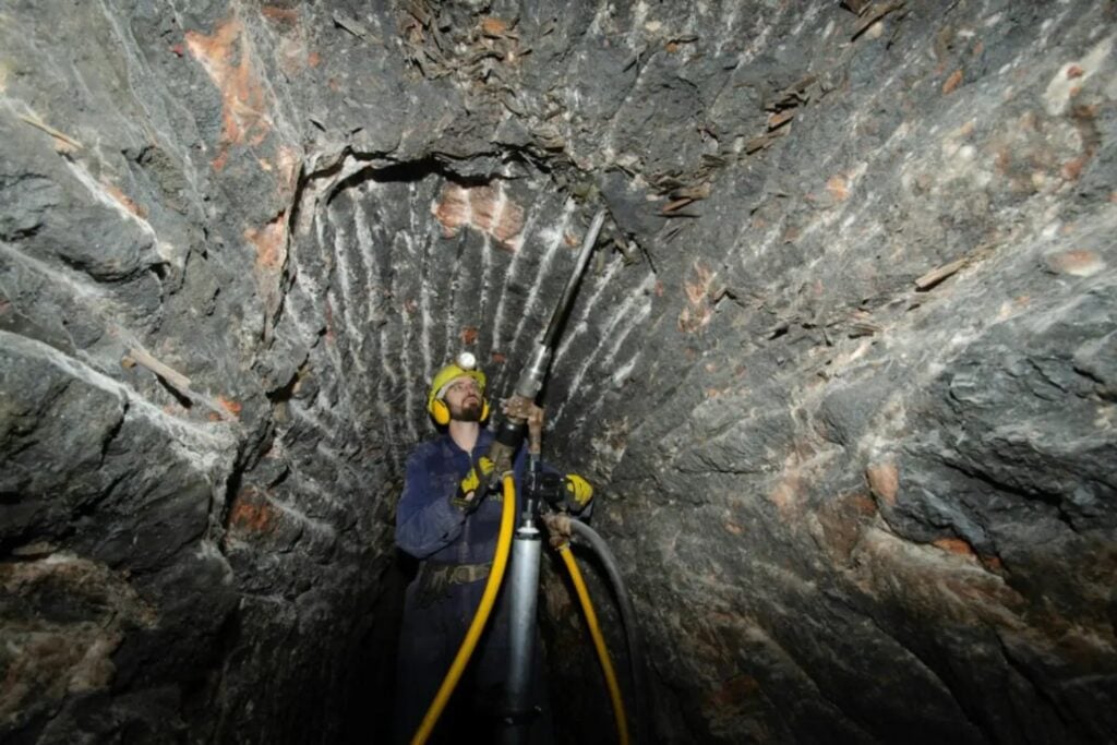Los arqueólogos perforaron una montaña de Austria buscando una gran cámara. Encontraron 300 metros de una mina de la Edad del Hierro que llevaba milenios oculta