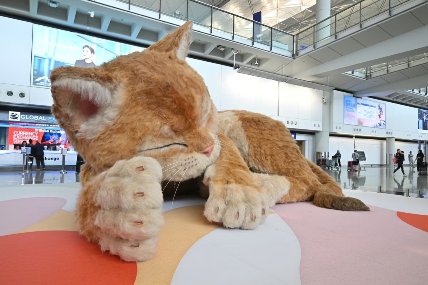 El aeropuerto de Hong Kong instaló por Pascua un gato interactivo de ocho metros. Debía quedarse solo un mes, pero terminó mudándose de terminal y ahora recibe viajeros las 24 horas
