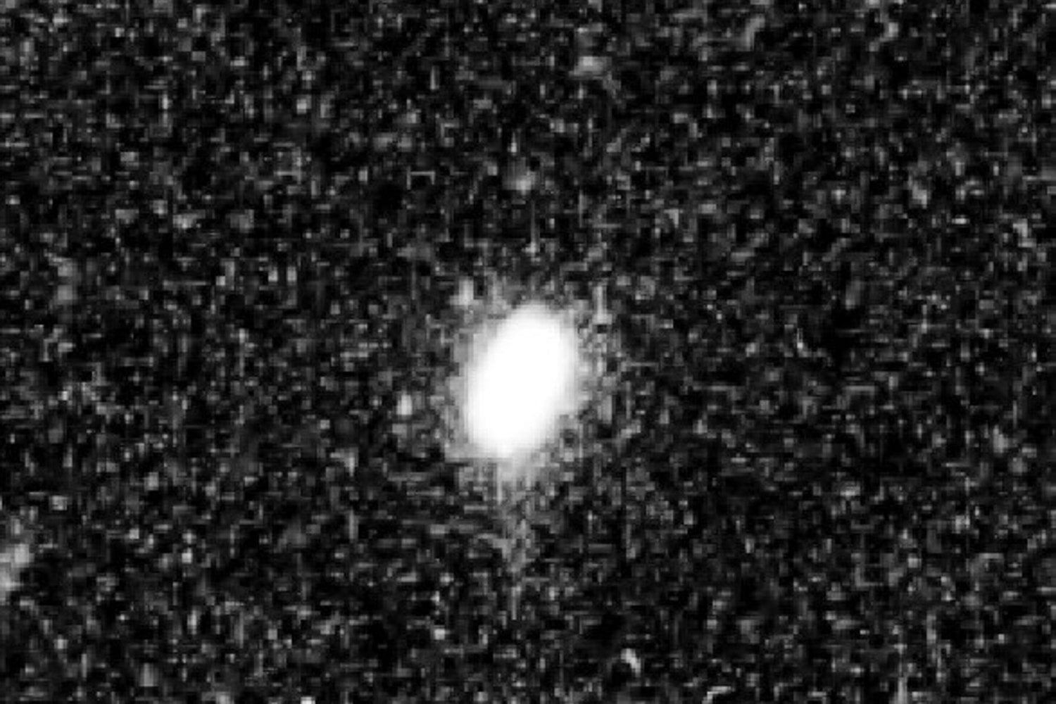 Hubble y Webb apuntaron juntos al borde del sistema solar y encontraron 27 objetos diminutos, uno tan tenue como ver luciérnagas sobre la Luna. El verdadero problema es que los modelos decían que allí debería haber muchos más