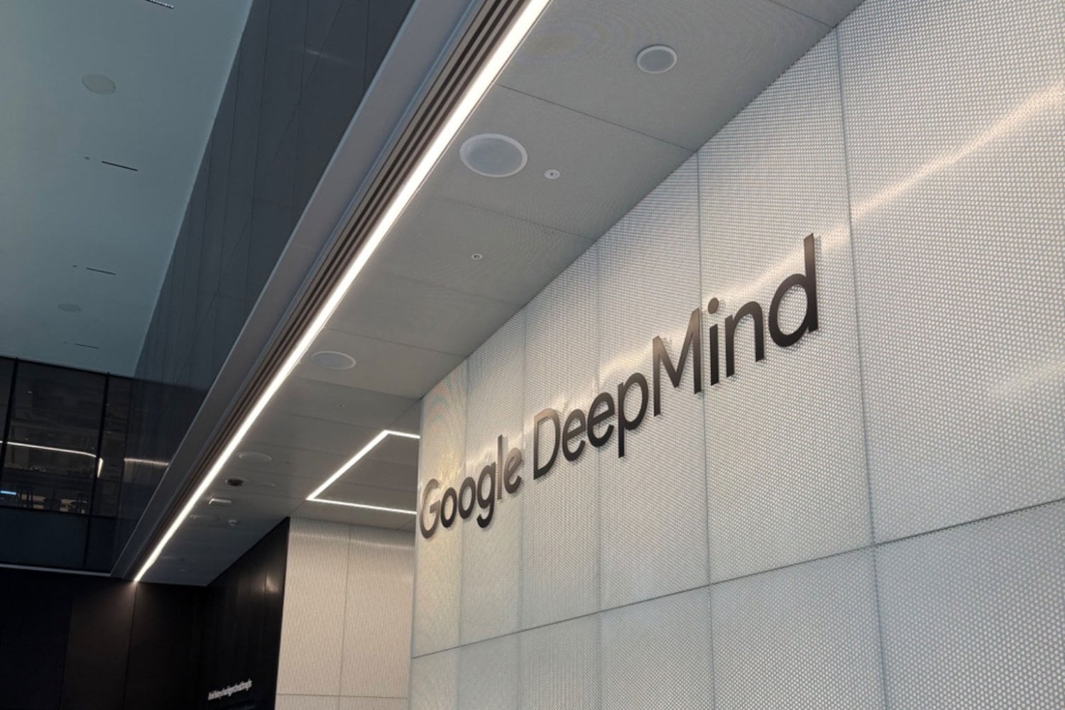Dos investigadores encargados de hacer más segura la IA de Google DeepMind renunciaron en pocos meses. Ambos dicen que las capacidades avanzan más rápido que los controles y uno ya advierte sobre “daño inmenso” en cinco años