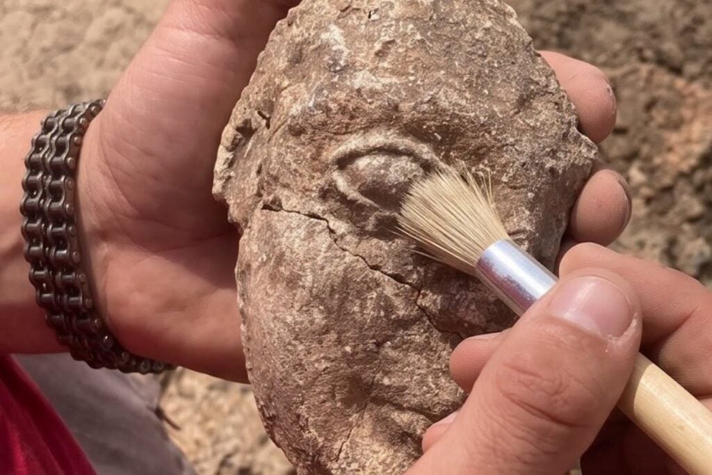 Hace 2.500 años, un gobernante etrusco escribió en oro que había levantado un templo para una diosa. Ahora los arqueólogos han encontrado su rostro en ese mismo lugar