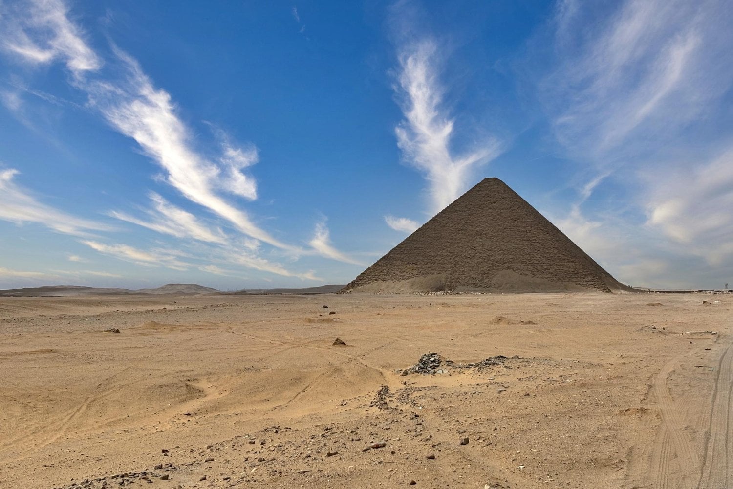 Dos muros de 700 metros junto a la Pirámide Roja llevan casi 200 años desconcertando a los arqueólogos. Un extraño zigzag acaba de darle la vuelta a su historia