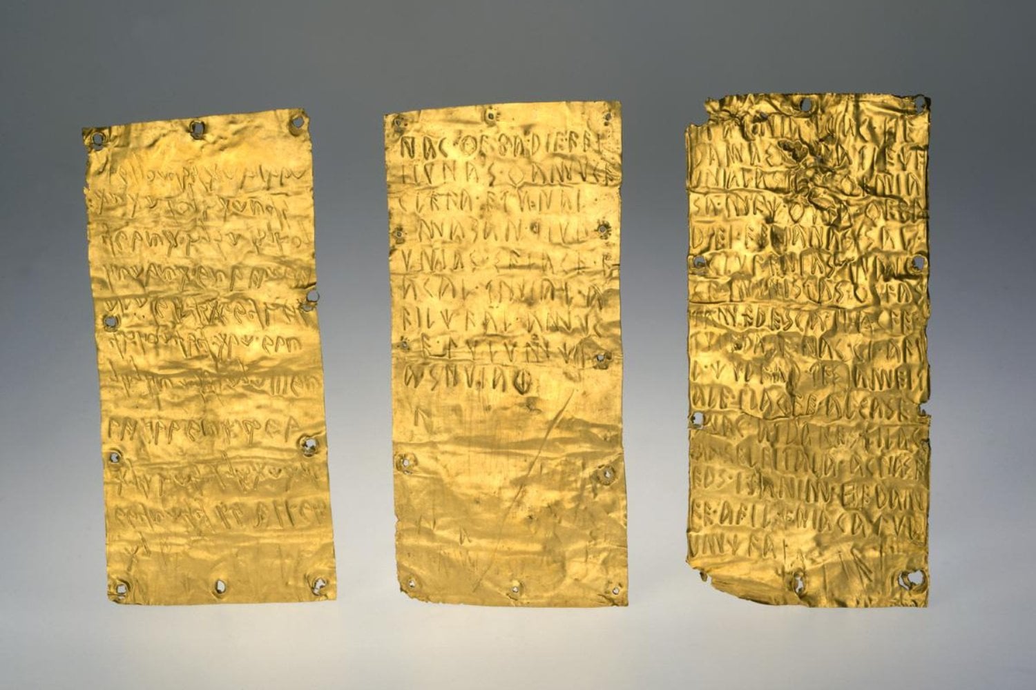 Hace 2.500 años, un gobernante etrusco escribió en oro que había levantado un templo para una diosa. Ahora los arqueólogos han encontrado su rostro en ese mismo lugar