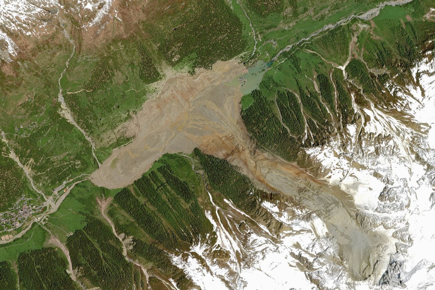 Un glaciar cargado con millones de toneladas de roca se derrumbó sobre un pueblo de Suiza. La avalancha fue tan brutal que transformó el valle y los satélites captaron el antes y el después