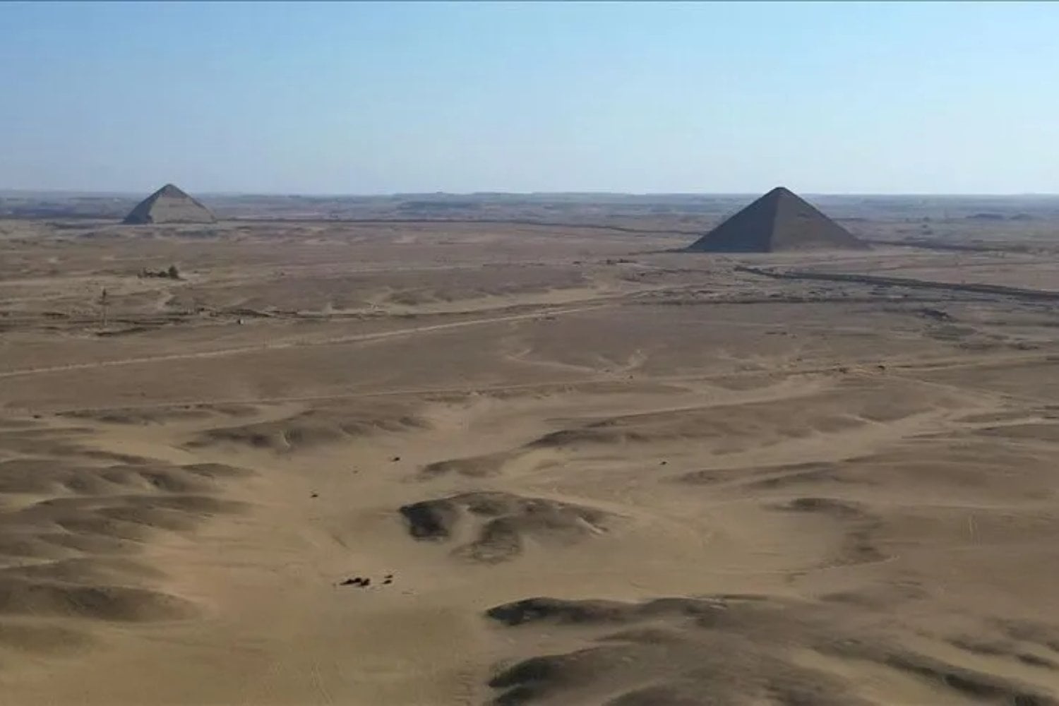 Dos muros de 700 metros junto a la Pirámide Roja llevan casi 200 años desconcertando a los arqueólogos. Un extraño zigzag acaba de darle la vuelta a su historia