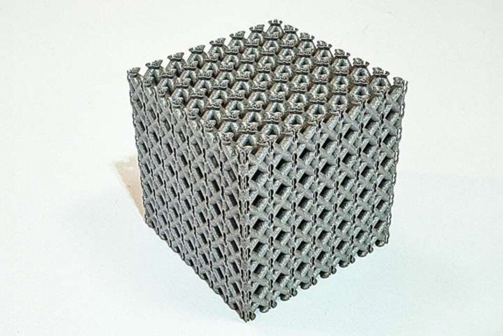 El titanio es cuatro veces más denso que el agua, pero unos ingenieros australianos lograron que flotara incluso después de romperse. El secreto está en una estructura impresa en 3D y rellena de espuma