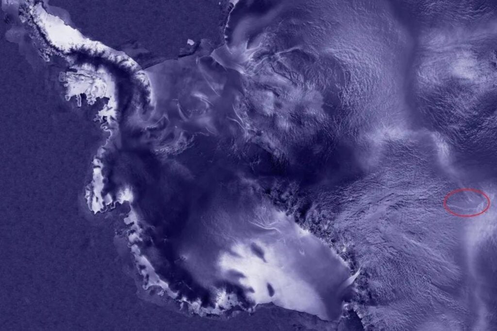 Bajo casi cuatro kilómetros de hielo hay un lago del tamaño de Ontario que lleva oculto millones de años. Rusia llegó hasta él en 2012 y todavía no sabemos si algo vive allí