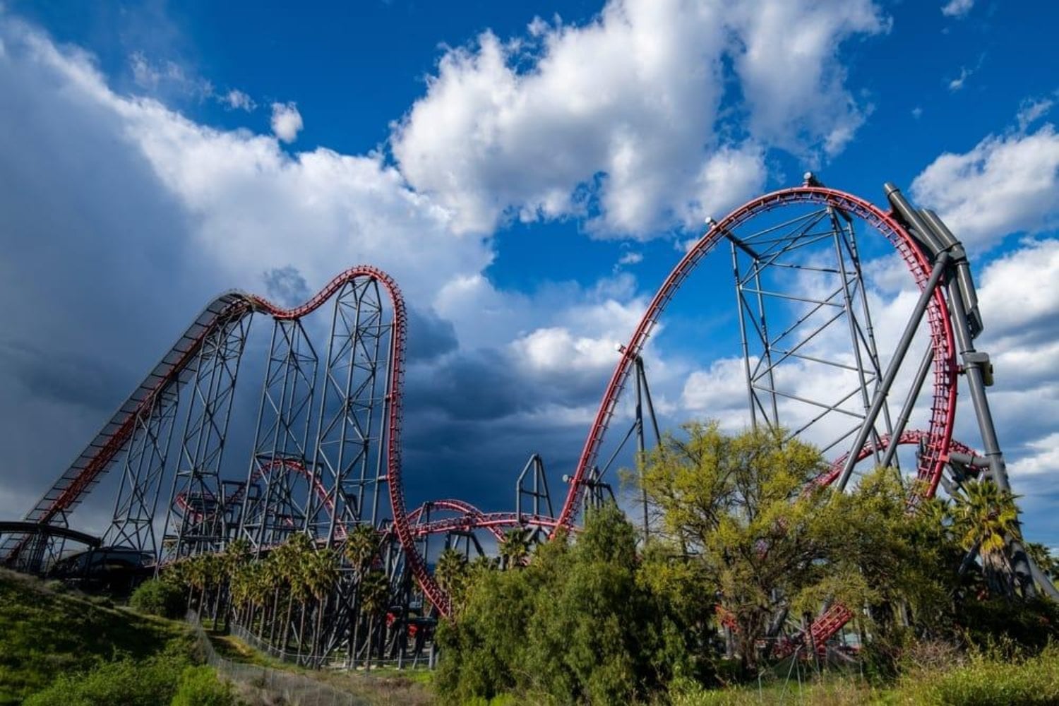 Más de 100 personas dicen haber sufrido lesiones cerebrales tras subir a una montaña rusa de Six Flags. La X2 lleva cerrada desde julio y ahora afronta una avalancha de demandas