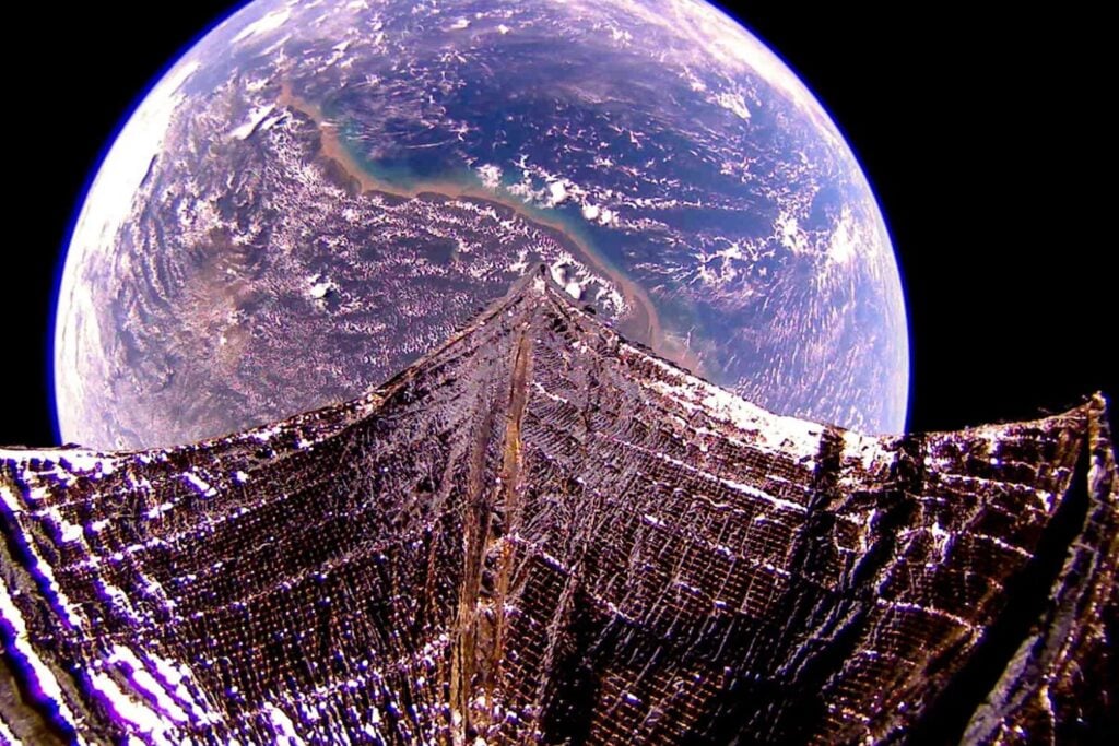 China tiene una idea para desviar asteroides mucho más brutal que DART: golpearlos de frente a 100 km/s usando únicamente la luz del Sol