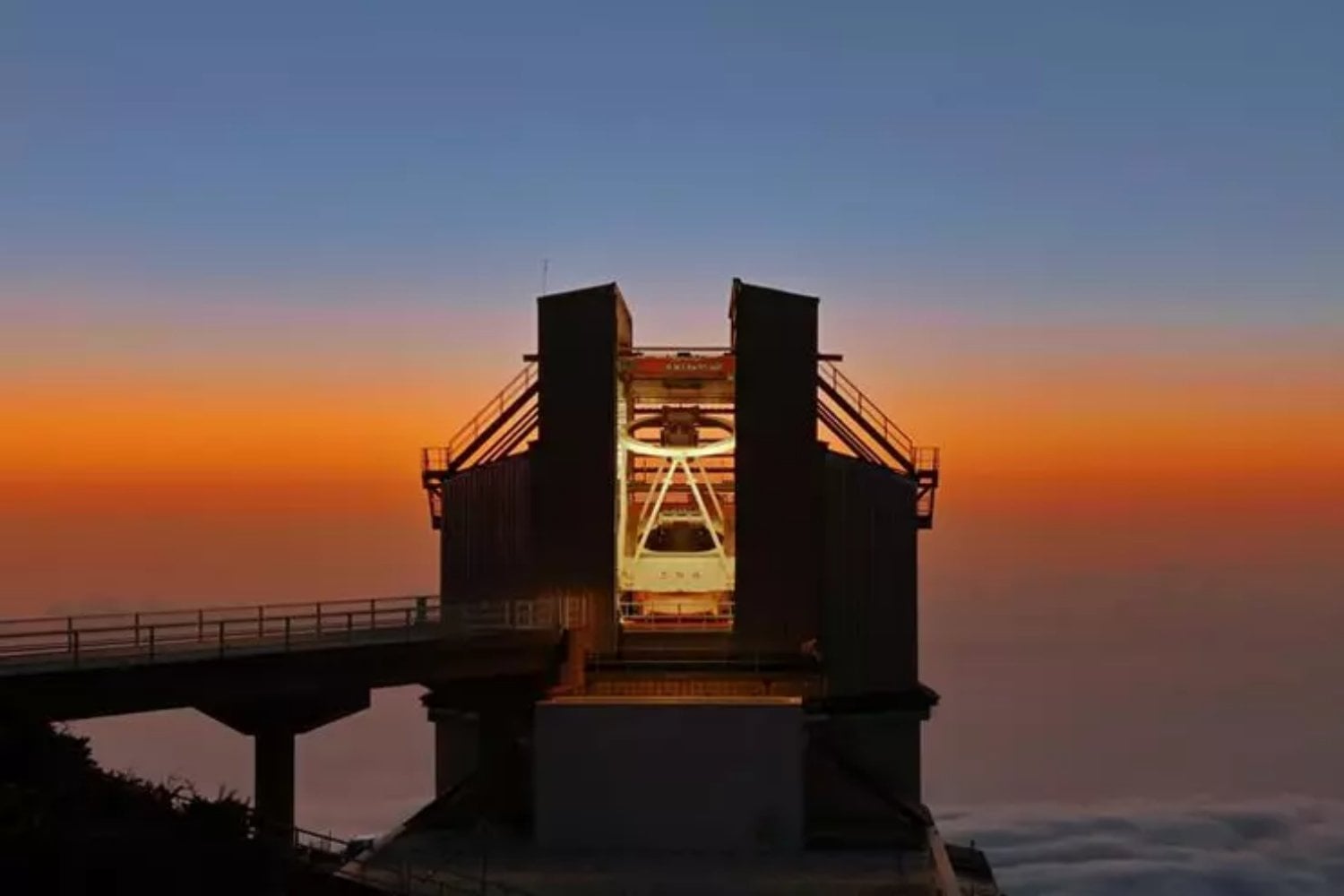 Astrónomos detectan un posible planeta que completa más de 600 años mientras la Tierra termina uno. Está tan cerca de su estrella que debería ser una roca desnuda, pero parece conservar agua y nubes a más de 3.000 °C