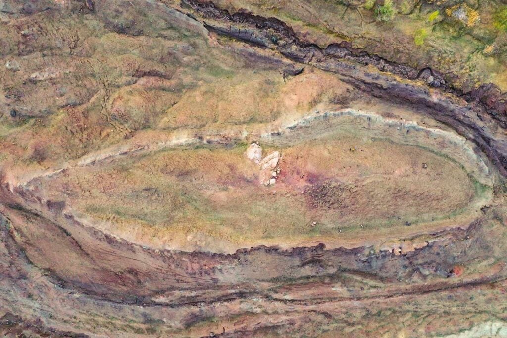 Una cicatriz de 164 metros en Turquía lleva décadas señalada como el Arca de Noé. El radar acaba de encontrar ángulos rectos bajo tierra y ahora empieza la prueba de verdad