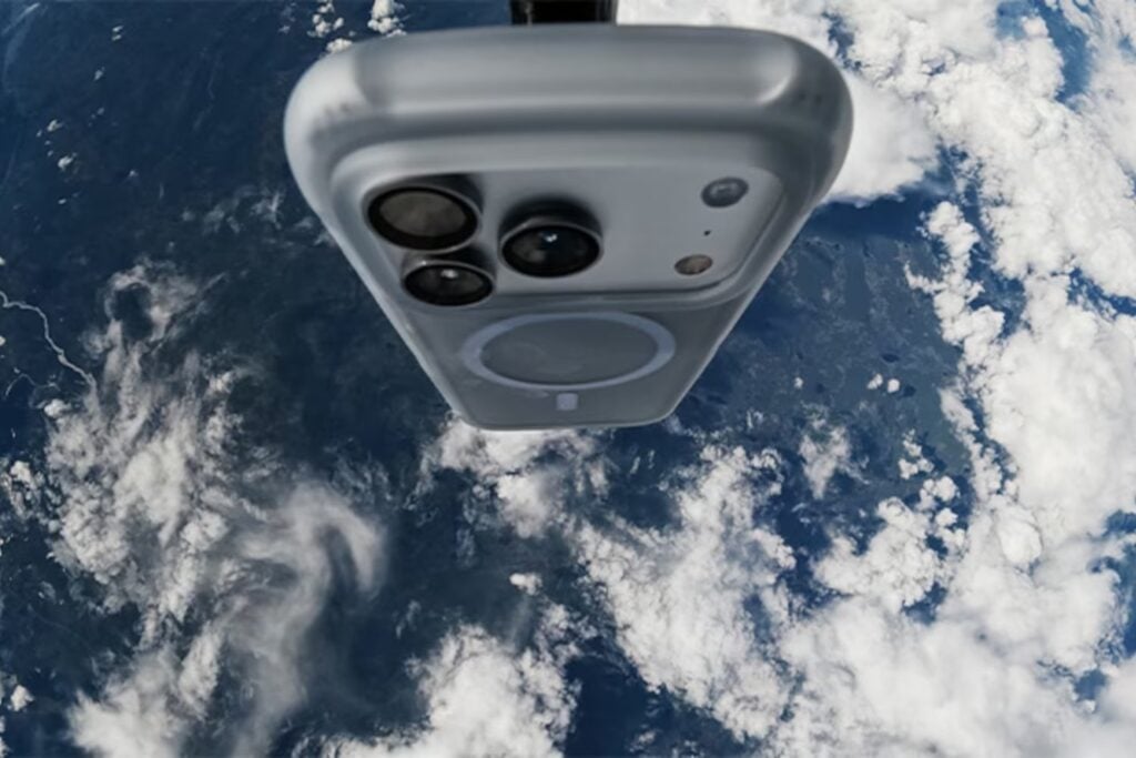 Una empresa soltó un iPhone desde 30 kilómetros de altura y lo dejó caer sin paracaídas sobre un bosque de Suecia. Sobrevivió, batió un récord Guinness y la física tiene mucho que ver