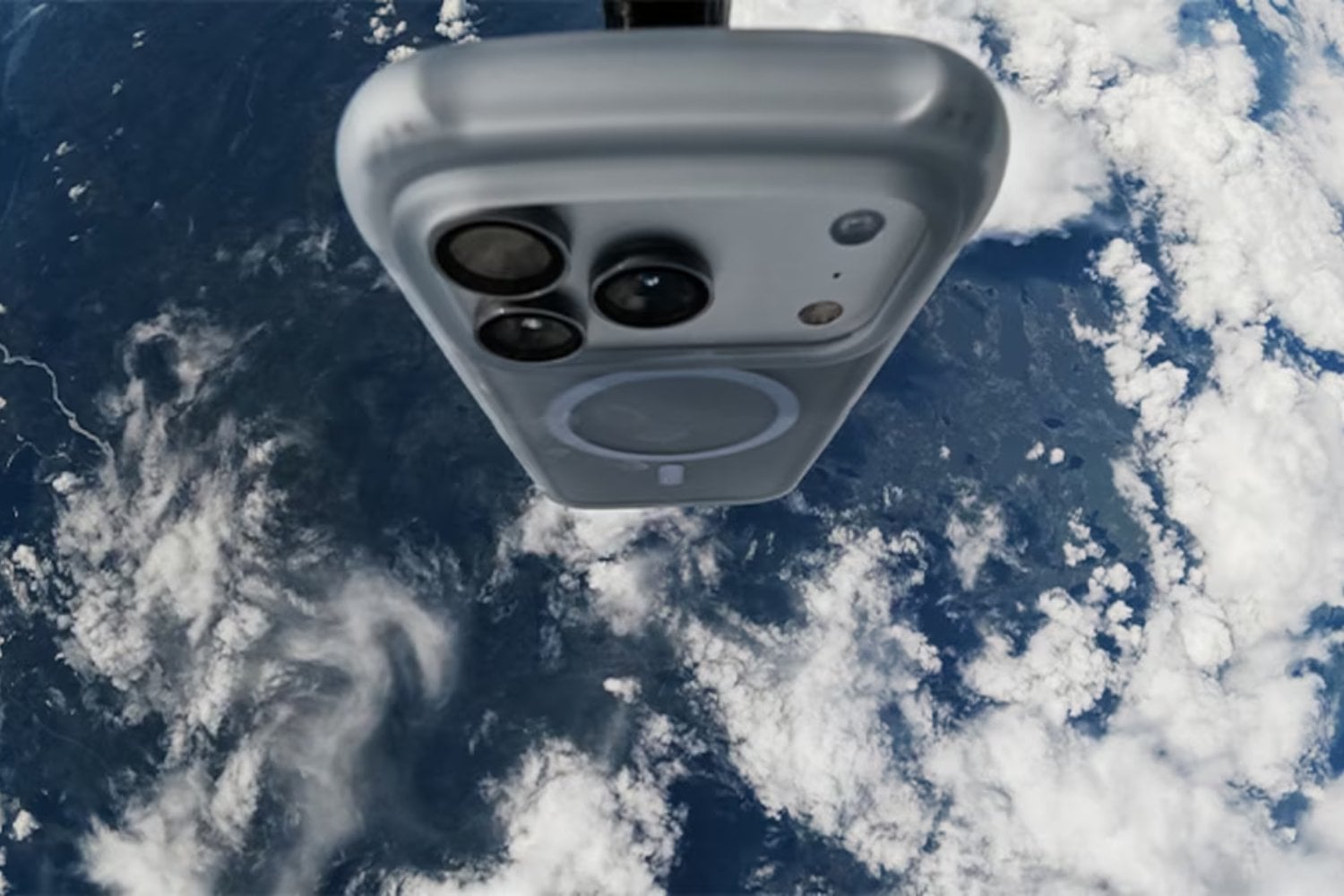 Una empresa soltó un iPhone desde 30 kilómetros de altura y lo dejó caer sin paracaídas sobre un bosque de Suecia. Sobrevivió, batió un récord Guinness y la física tiene mucho que ver