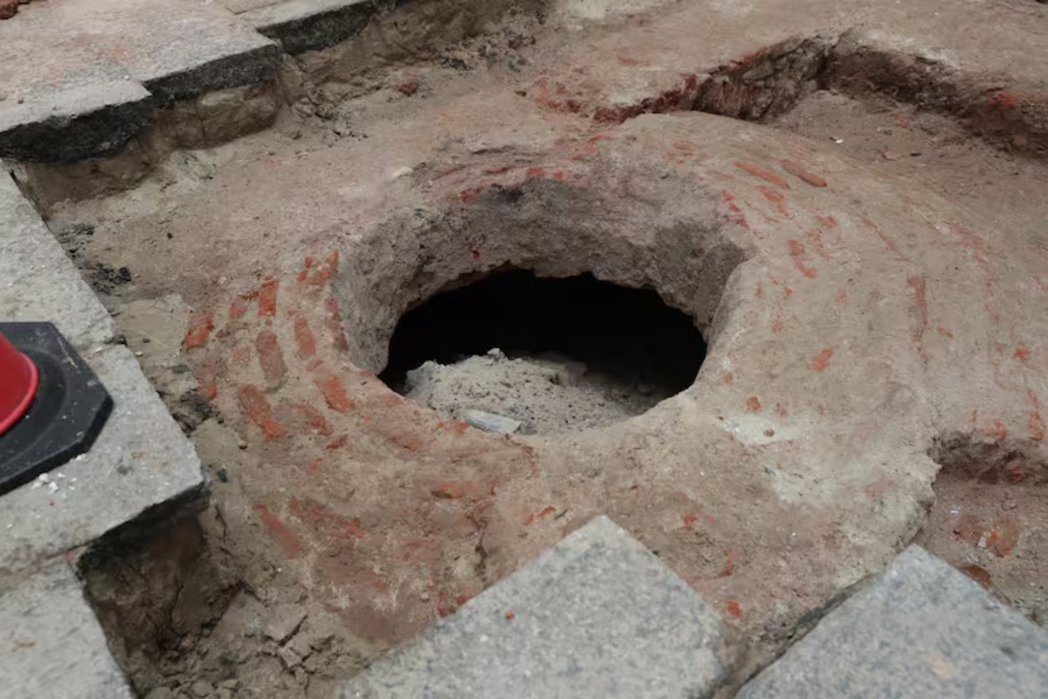 Durante más de 200 años, la leyenda de una “fuente de la vida” recorrió el mundo. Una obra bajo el Cabildo uruguayo encontró una estructura misteriosa rodeada de botellas de ginebra, pipas y huesos