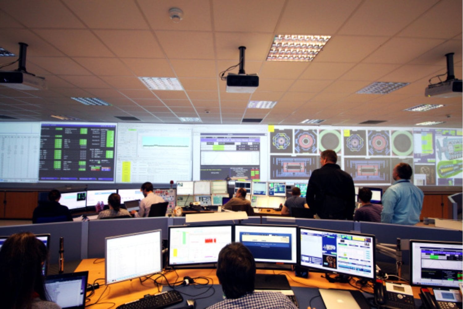 El CERN tenía más de 2.000 ordenadores perfectamente funcionales camino de la jubilación anticipada. El problema parecía millonario y complejo, pero la solución estaba en un lugar mucho más simple