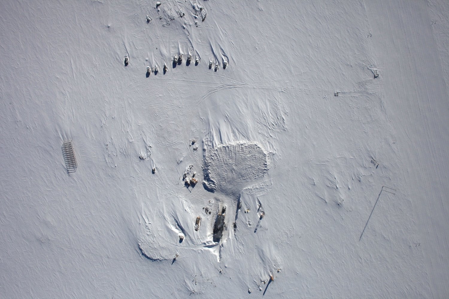 Bajo casi cuatro kilómetros de hielo hay un lago del tamaño de Ontario que lleva oculto millones de años. Rusia llegó hasta él en 2012 y todavía no sabemos si algo vive allí