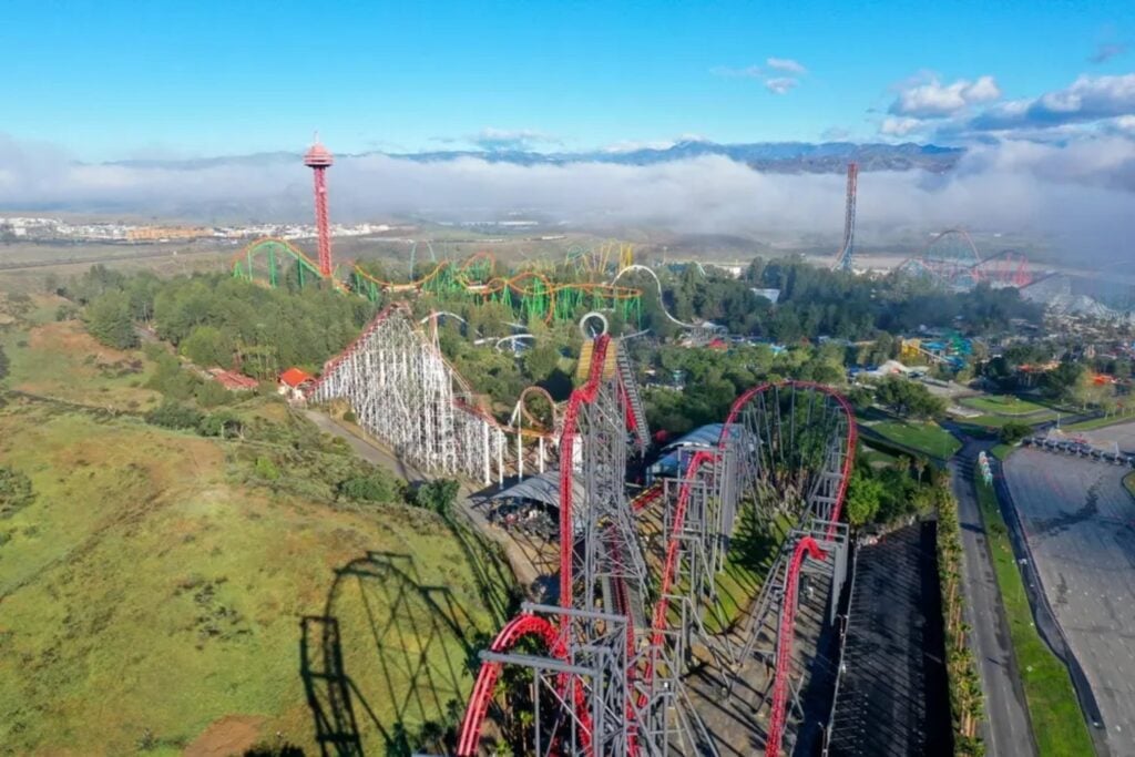 Más de 100 personas dicen haber sufrido lesiones cerebrales tras subir a una montaña rusa de Six Flags. La X2 lleva cerrada desde julio y ahora afronta una avalancha de demandas