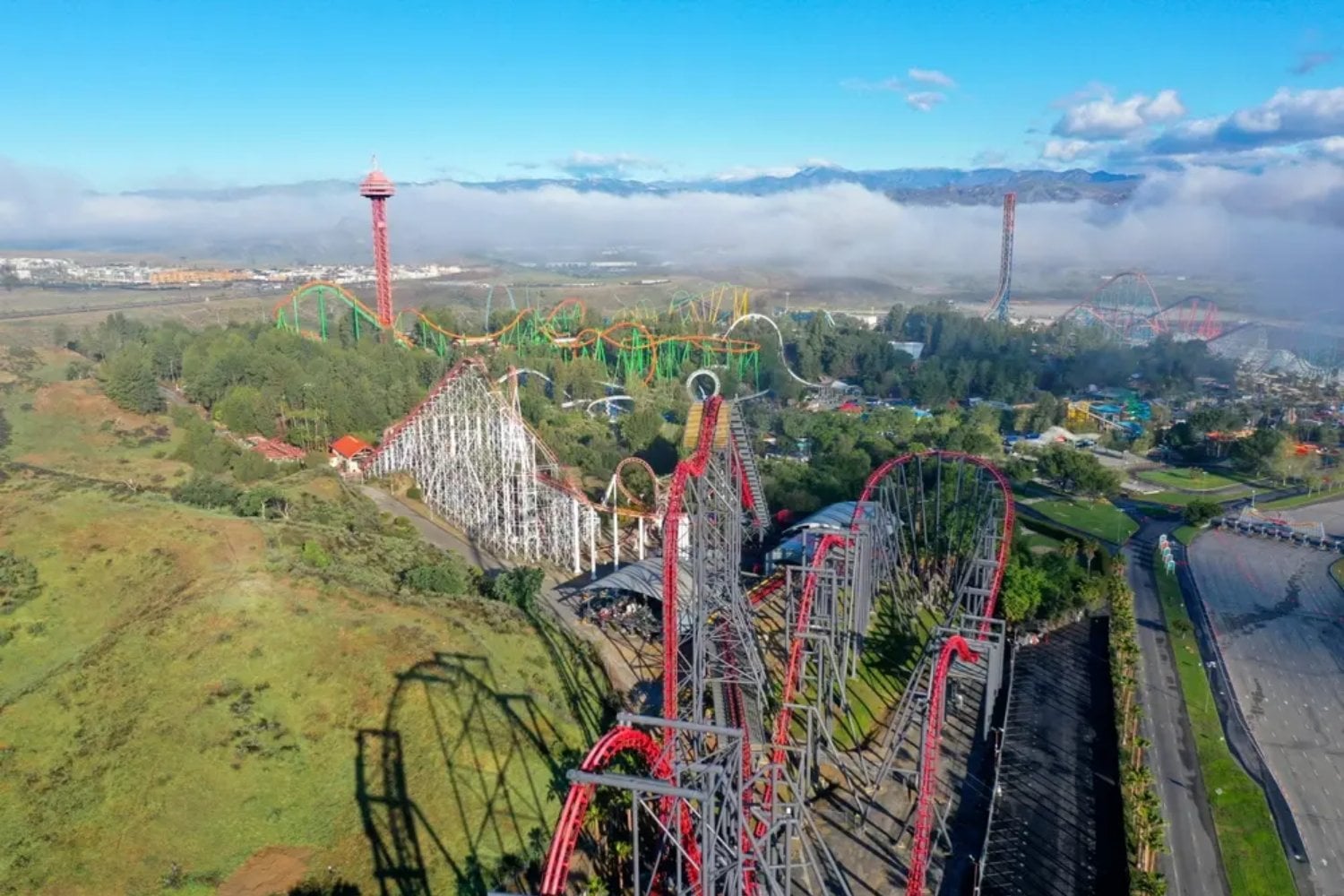 Más de 100 personas dicen haber sufrido lesiones cerebrales tras subir a una montaña rusa de Six Flags. La X2 lleva cerrada desde julio y ahora afronta una avalancha de demandas