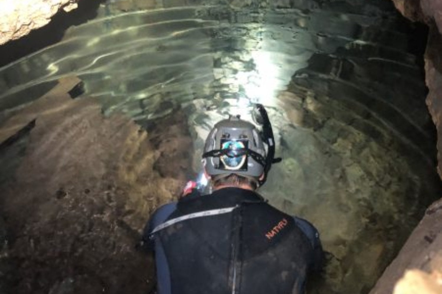 Un paleontólogo se metió con neopreno y snorkel en una cueva inundada de Texas. El fondo estaba cubierto de fósiles que no encajan con el clima que creíamos que tenía la región