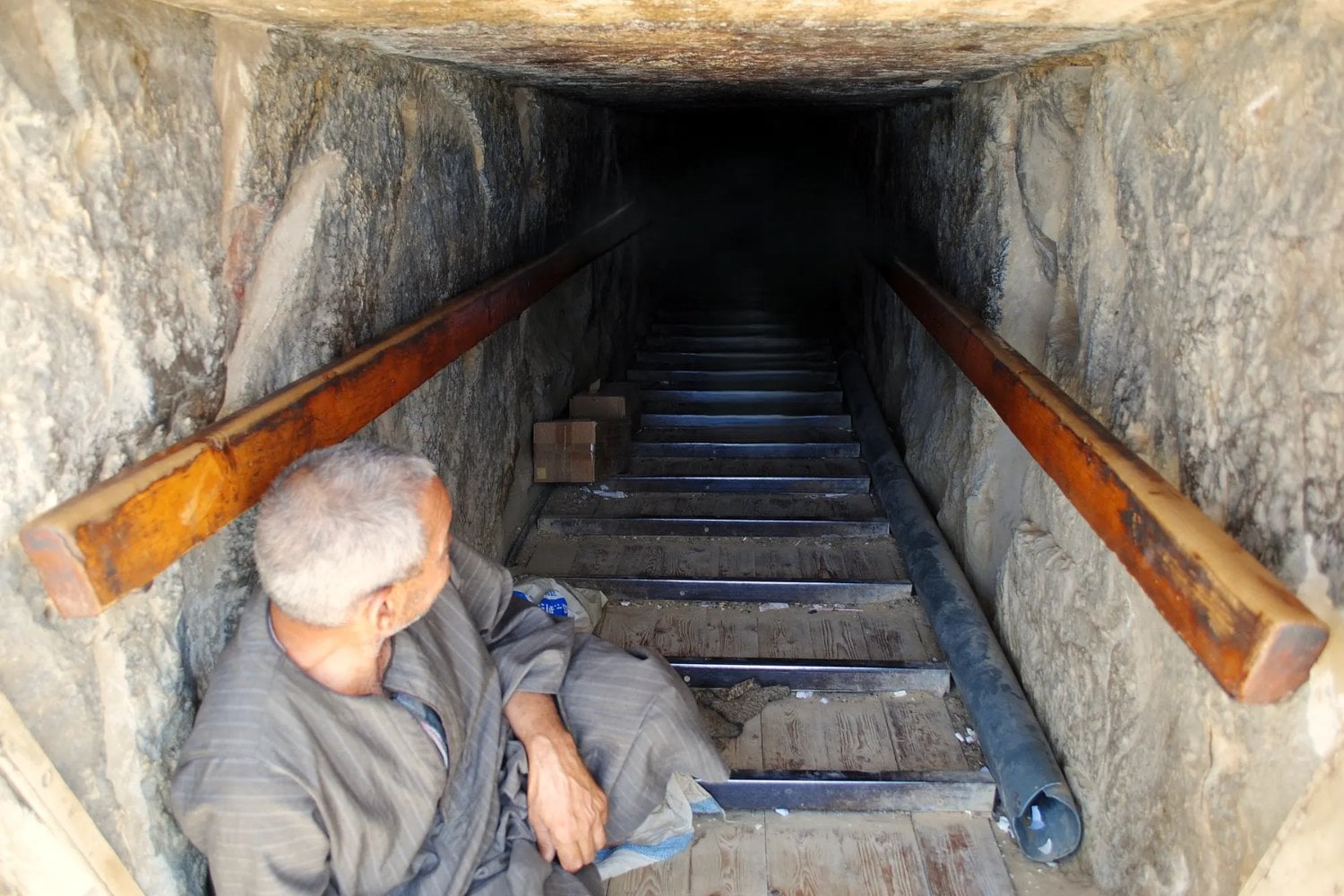 Dos muros de 700 metros junto a la Pirámide Roja llevan casi 200 años desconcertando a los arqueólogos. Un extraño zigzag acaba de darle la vuelta a su historia