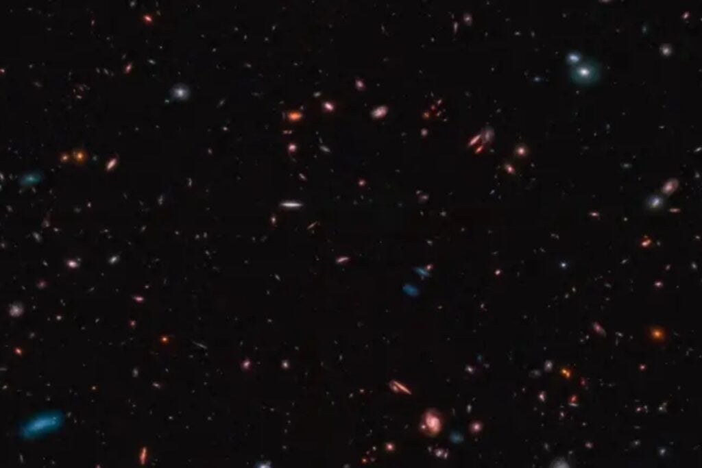 El James Webb empezó a encontrar diminutos puntos rojos en el universo joven y durante años nadie supo qué eran. Ahora podrían explicar cómo nacieron tan rápido los primeros agujeros negros supermasivos