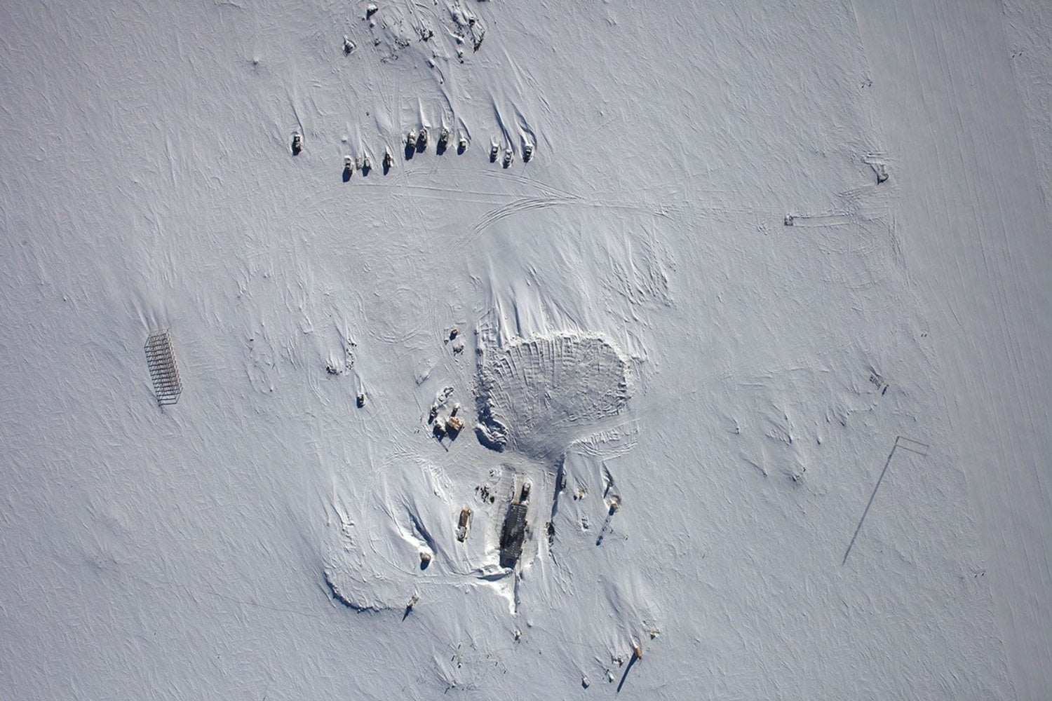 Bajo cuatro kilómetros de hielo antártico hay un lago gigantesco que no ve la luz desde hace millones de años. Es tan extraño que sirve para imaginar cómo podría existir vida fuera de la Tierra