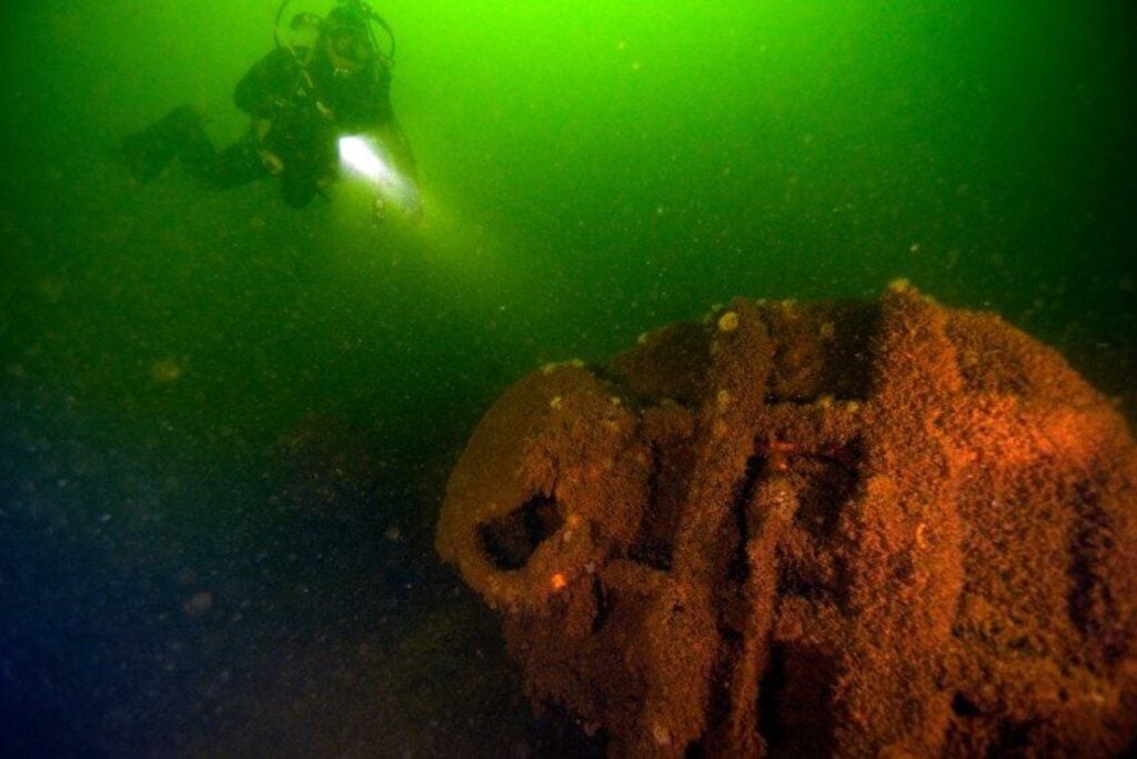 Dos submarinos nazis se hundieron tras chocar contra otros U-boote de su propia flota y dejaron 80 muertos en el Báltico. Ocho décadas después, uno acaba de ser localizado y el otro vuelve al foco por una amenaza inquietante: los saqueadores