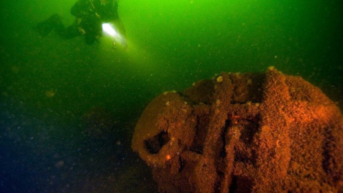 Dos submarinos nazis se hundieron tras chocar contra otros U-boote de su propia flota y dejaron 80 muertos en el Báltico. Ocho décadas después, uno acaba de ser localizado y el otro vuelve al foco por una amenaza inquietante: los saqueadores
